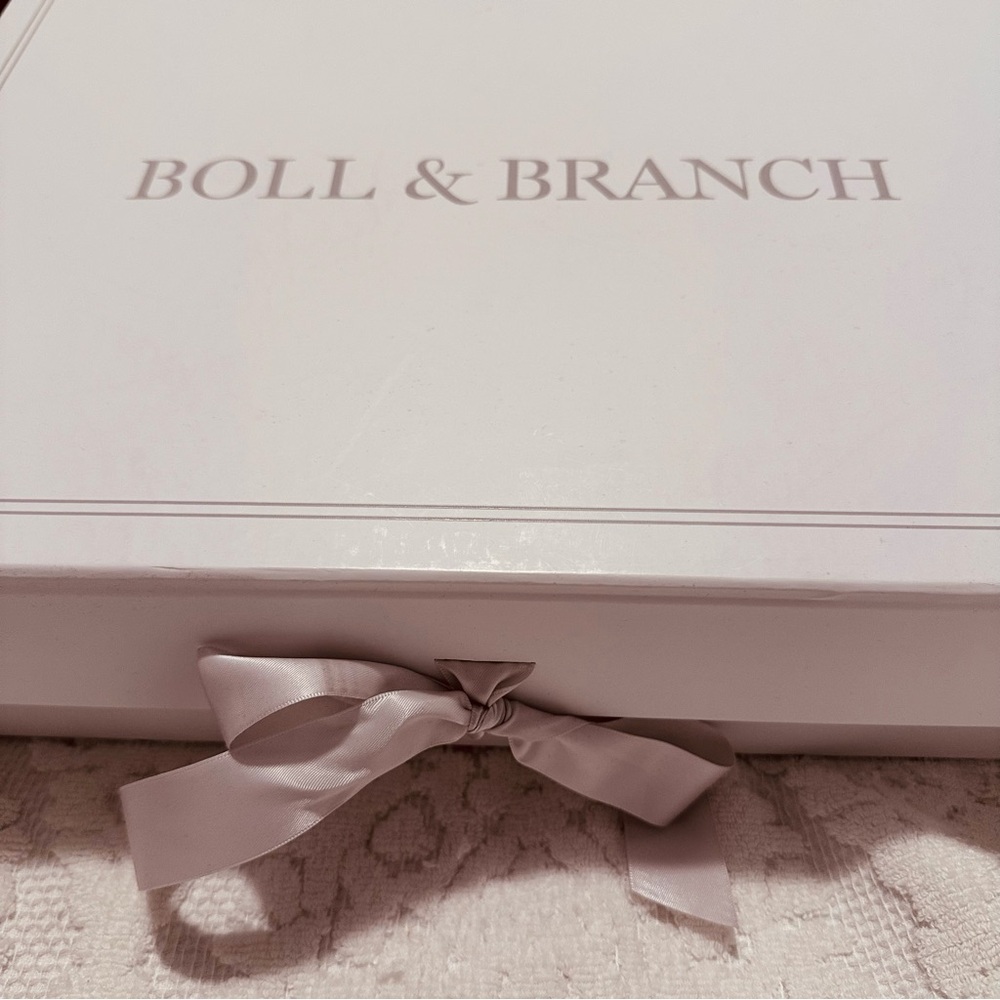 Boll & Branch | Sheet Set | Signature Hemmed Sheet Set in Twin Size - Picture 2 of 5